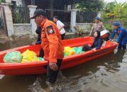 Satpolairud Polresta Pati Monitoring Banjir Juwana dan Salurkan Baksos ke Warga