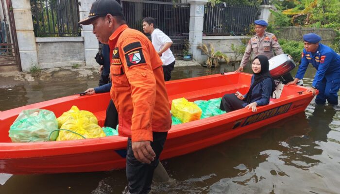 Satpolairud Polresta Pati Monitoring Banjir Juwana dan Salurkan Baksos ke Warga