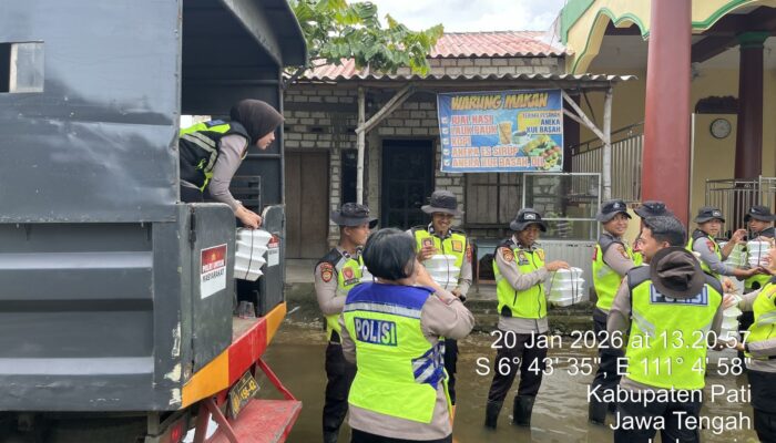 Sat Samapta Polresta Pati Salurkan 1.000 Paket Makanan MBG untuk Warga Terdampak Banjir