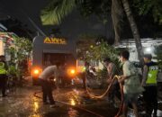 Dari Banjir ke Lumpur: Aksi Polisi Pati Bersihkan Desa Dengkek hingga Malam