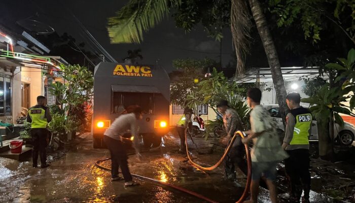 Dari Banjir ke Lumpur: Aksi Polisi Pati Bersihkan Desa Dengkek hingga Malam