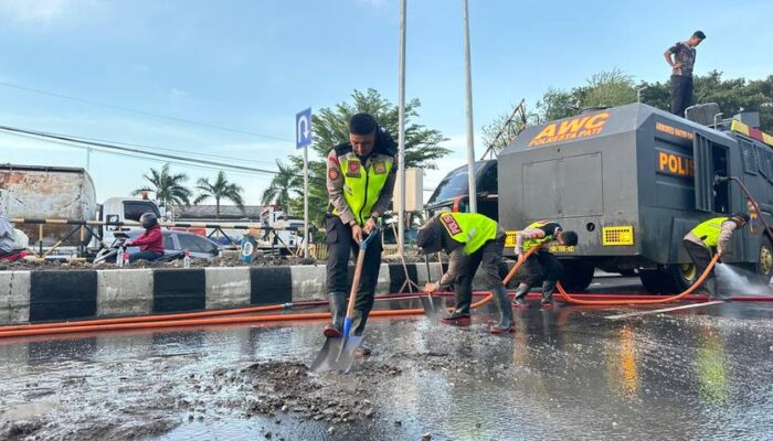 Cegah Kecelakaan di Jalur Pantura Pati, Polisi Bersihkan Tumpahan Tanah