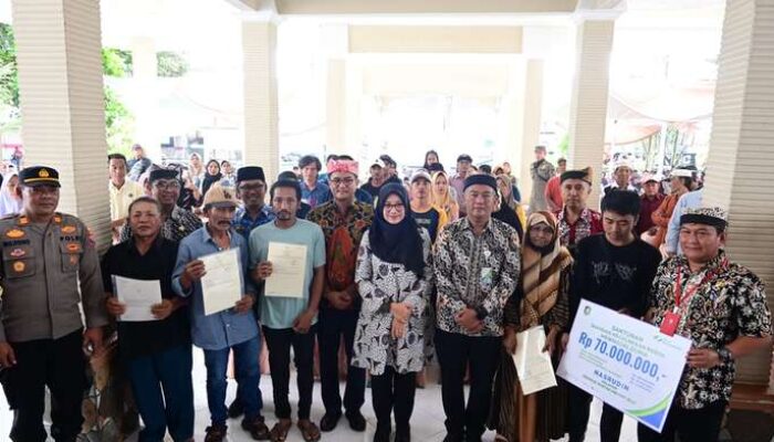 Berikan Kepastian Hukum, Bupati Ipuk Serahkan 186 Sertifikat Tanah Lintas Sektor untuk Nelayan Muncar