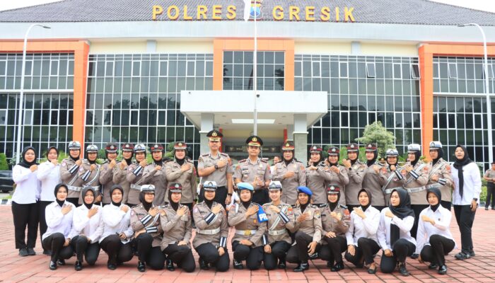 Momen Haru, Kapolres Gresik AKBP Rovan Richard Mahenu Pimpin Apel Terakhir Titipkan Doa untuk Anggota