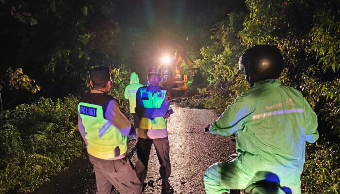 Hujan Deras Picu Jembatan Putus dan Longsor di Gunungwungkal, Polisi Bergerak Cepat Amankan Warga