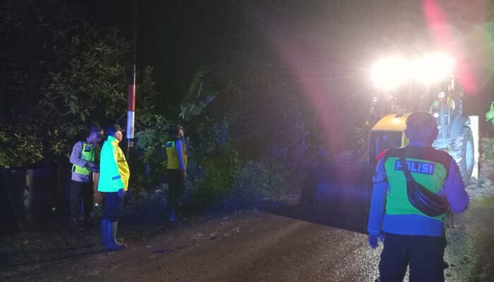 Polisi Bergerak Cepat Tangani Longsor Gunungsari Tlogowungu, Akses Jalan Tlogowungu–Gunungwungkal Kembali Dibuka