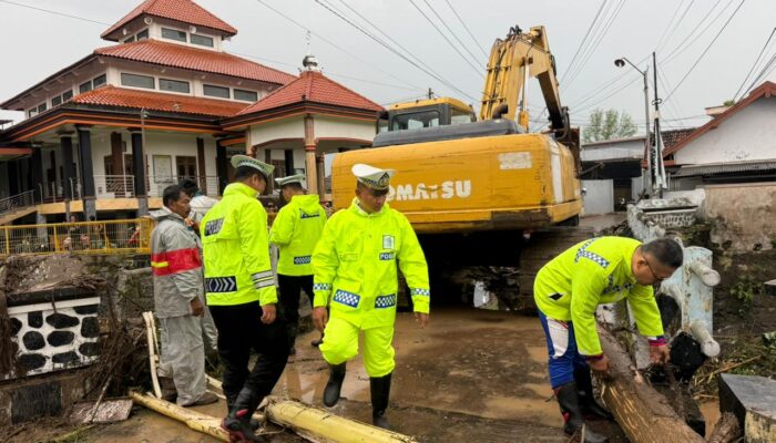 Cuaca Ekstrem Sabtu Pagi, Satlantas Polresta Pati Bergerak Cepat Amankan Lalu Lintas dan Cegah Risiko Kecelakaan