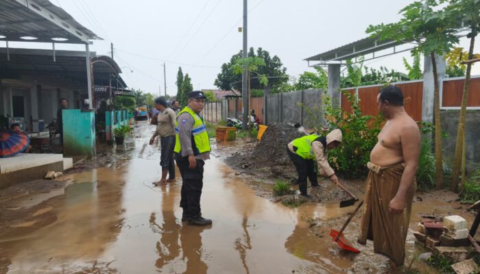 Luapan Sungai Silugonggo Terjang Tayu, Polsek Tayu Turun Tangan Pimpin Bersih-Bersih Pascabanjir