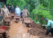 Polisi Gerak Cepat Pulihkan Akses Warga, Polsek Tlogowungu Pimpin Pembersihan Longsor Gunungsari