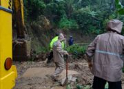Polisi Gerak Cepat Pulihkan Akses Warga, Polsek Tlogowungu Pimpin Pembersihan Longsor Gunungsari
