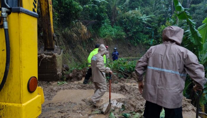 Polisi Gerak Cepat Pulihkan Akses Warga, Polsek Tlogowungu Pimpin Pembersihan Longsor Gunungsari