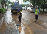Banjir di Kota Pati, Satpolairud Polresta Pati Turun Bersihkan Lumpur Jalan KH Ahmad Dahlan