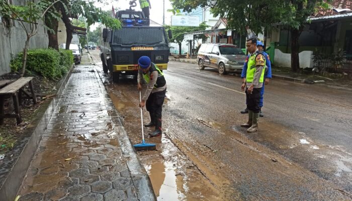 Banjir di Kota Pati, Satpolairud Polresta Pati Turun Bersihkan Lumpur Jalan KH Ahmad Dahlan