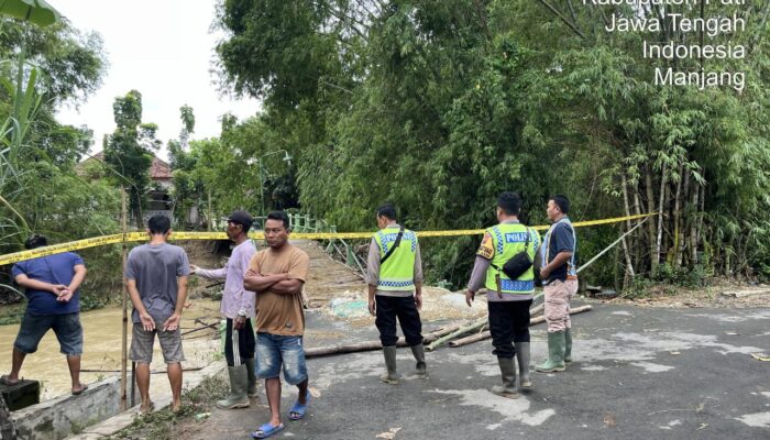 Polsek Jaken Bergerak Cepat Tangani Jembatan Amblas di Sungai Randugunting