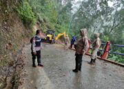 Pasca Longsor, Polsek Tlogowungu Bersama Warga Buka Akses Jalan ke Dukuh Pulingan