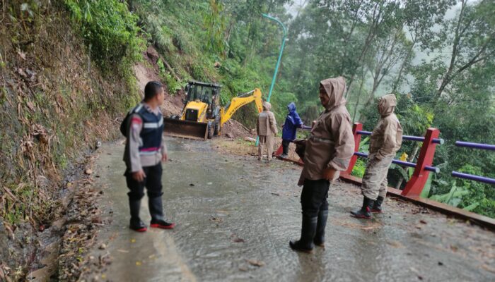 Pasca Longsor, Polsek Tlogowungu Bersama Warga Buka Akses Jalan ke Dukuh Pulingan
