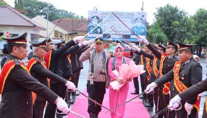 Disambut Tradisi Pedang Pora Meriah, Kapolres Jepara Resmi Berganti ke AKBP Hadi Kristanto