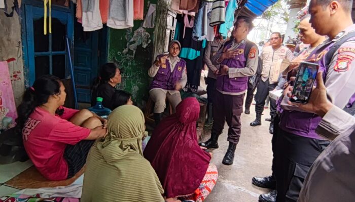 Tim Trauma Healing Polri Bersama Relawan UI Hadir Bersama Warga Pascabanjir di Cilincing