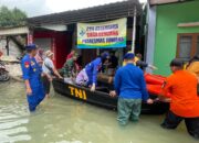 Sat Polairud Polresta Pati Evakuasi Warga dan Salurkan Bantuan Kesehatan di Tengah Banjir Desa Bumirejo