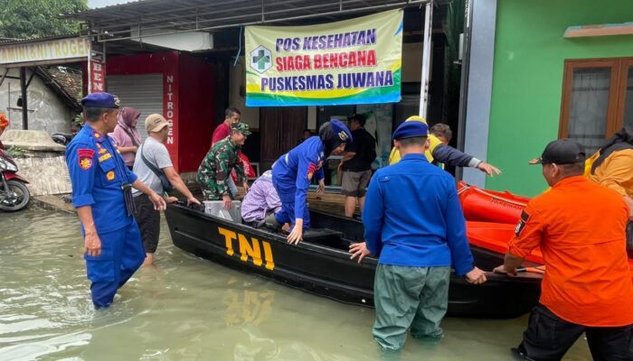 Sat Polairud Polresta Pati Evakuasi Warga dan Salurkan Bantuan Kesehatan di Tengah Banjir Desa Bumirejo