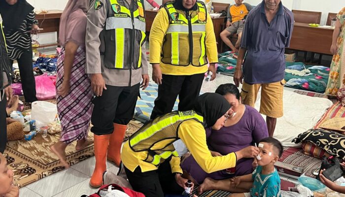 Polresta Pati Layani Kesehatan Gratis bagi Korban Banjir di Juwana