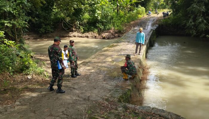 Babinsa Lakukan Pengecekan dan Pengukuran Jembatan Rawan Saat Musim Hujan