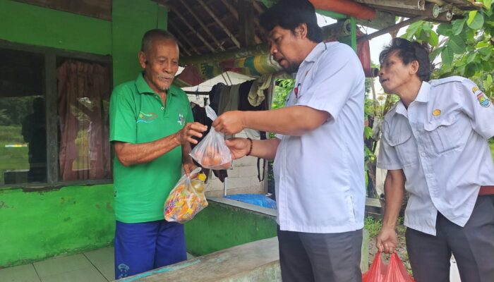 Pemerintah Desa Patrasana Salurkan Bantuan Pangan Pasca Banjir