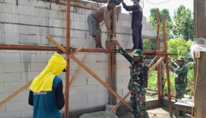 Dengan Sukarela, Babinsa Bantu Rehab Rumah Tidak Layak Huni