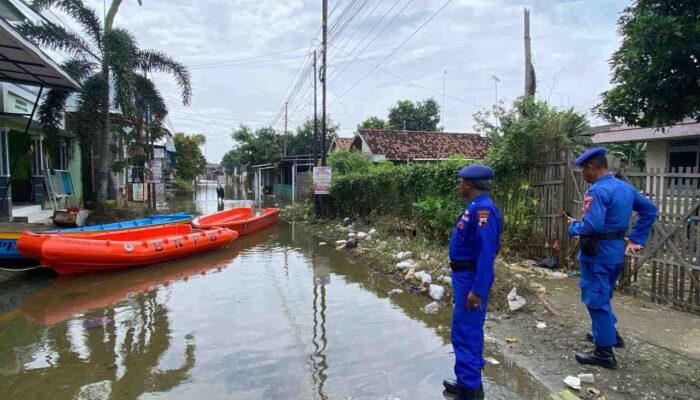 Pantau Banjir Juwana, Satpolairud Polresta Pati Imbau Warga Waspada Cuaca Ekstrem
