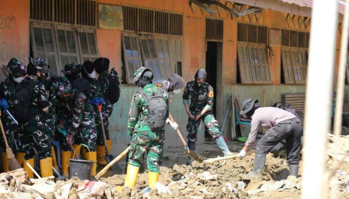 Bersihkan SD Negeri 4 Kuala Simpang, Taruna Ingin Siswa Bisa Segera Bersekolah Normal