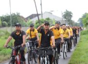 Keliling Kampung Bersepeda Kapolres Kediri Ajak Warga Jaga Lingkungan