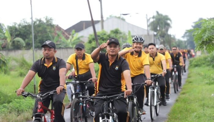 Keliling Kampung Bersepeda Kapolres Kediri Ajak Warga Jaga Lingkungan