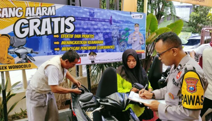 Pasang Alarm Gratis di Polsek Wonocolo Sepuluh Pendaftar Pertama Diberi Bonus Buah Durian