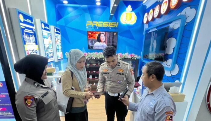 Korlantas Polri Tampilkan ETLE Mobile Handeld di Pameran Kampung Hukum 2026