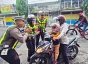 Hari Kesepuluh Operasi Keselamatan Semeru Polres Lumajang Beri Hadiah Pengendara Tertib