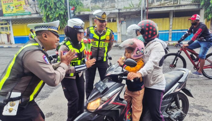 Hari Kesepuluh Operasi Keselamatan Semeru Polres Lumajang Beri Hadiah Pengendara Tertib