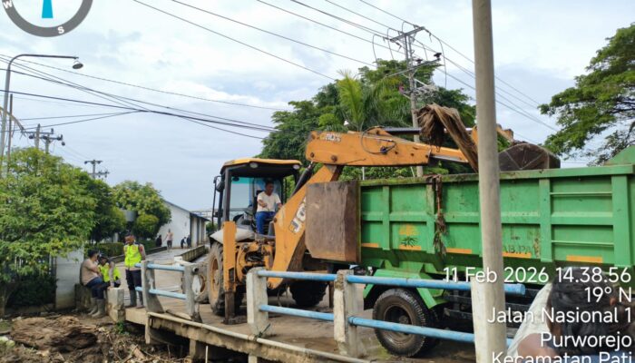 Polisi Turunkan Alat Berat Bersihkan Sungai Rawan Banjir di kawasan depan CV Bumi Indo Pati