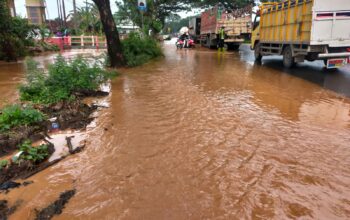 Banjir Rendam Jalur Pantura Pati–Juwana, Satlantas Polresta Pati Lakukan Rekayasa Lalu Lintas