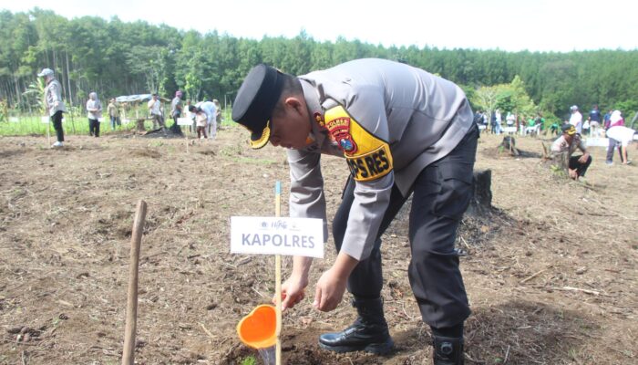 Polres Bondowoso Turut Tanam 1.000 Pohon Gerakan Sedekah Oksigen HPN 2026