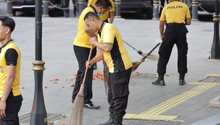 Gerakan Nasional ASRI: Polrestabes Surabaya Bersihkan Kawasan Jembatan Merah