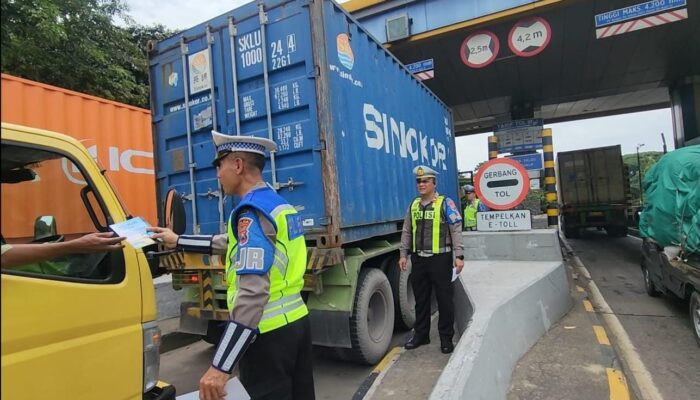 Polda Jatim Tertibkan Truk dan Bus yang Nekat Pakai Lajur Kanan