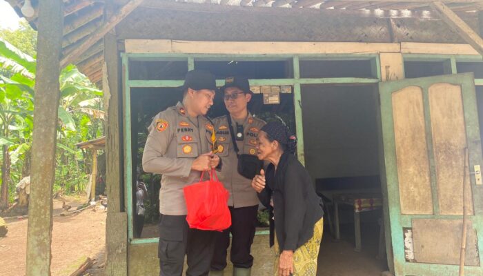 Polri Peduli : Medan Sulit dan Daerah Terpencil Tak Surutkan Polres Jember Salurkan Bantuan Untuk Warga