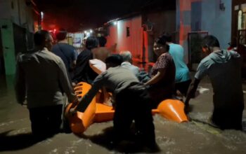 Gerak Cepat Polres Probolinggo Bantu Evakuasi Warga Terdampak Banjir