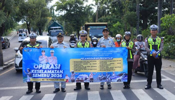 Satlantas Polres Gresik Gencarkan Edukasi Keselamatan, Pengguna Jalan Tertib Dapat Cokelat