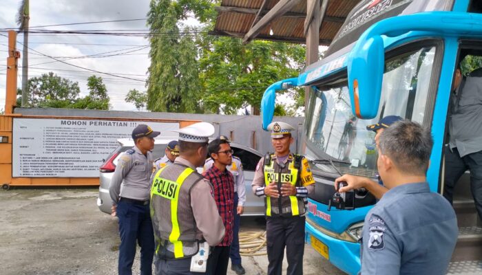 Untuk Keselamatan, Polres Lamongan Ramp Check Bus Pariwisata Jelang Harlah NU