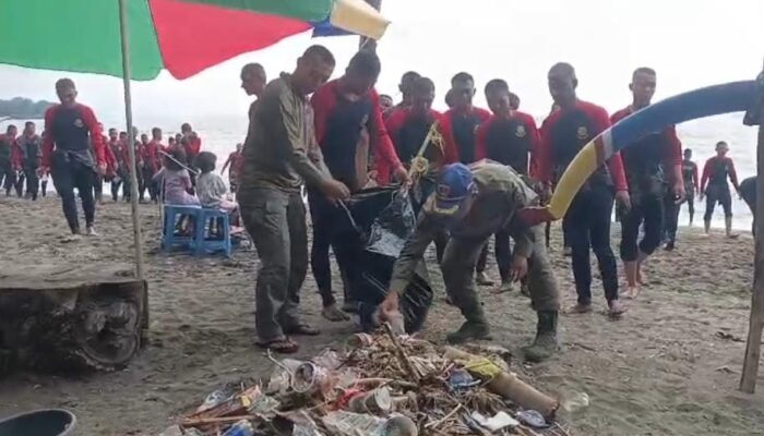 Pusdik Brimob Gelar Aksi Bersih Pantai Pasir Putih Situbondo, Tindak Lanjuti Arahan Presiden RI