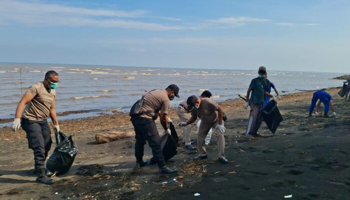 Gerakan Indonesia Asri : Polres Probolinggo Bersama Warga Percantik Destinasi Wisata Pantai