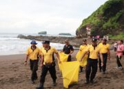 Polres Jember Laksanakan Gerakan Indonesia Asri Bersihkan Pantai Watu Ulo