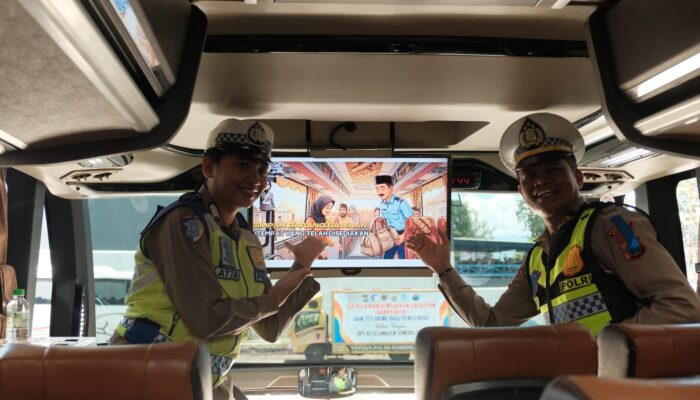 Polres Malang Sosialisasikan Tertib Lalin Melalui Program Polantas Menyapa di OPS Keselamatan Semeru