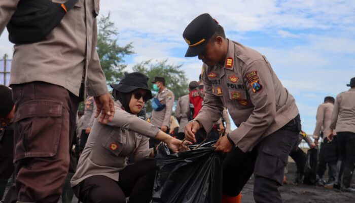 Polres Lumajang Gelar Aksi Bersih – bersih Wujudkan Pantai Watu Pecak Asri